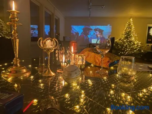 Sjöutsikt, Röd trästuga med traditionellt yttre Skandinavisk, modernt inre och alla bekvämligheter, Sol hela dagen på stora altanen, Tryggt, Vinterbonat, Fiske, Båt - Image 1