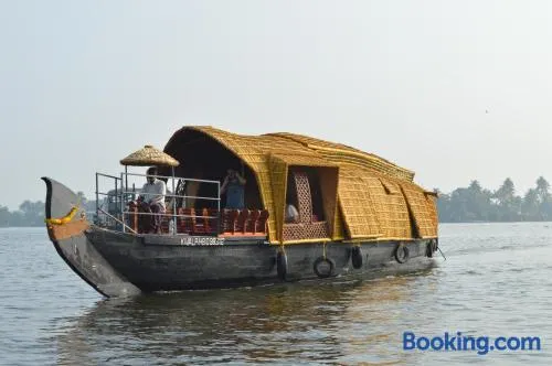 Thara's Houseboat - Image 1