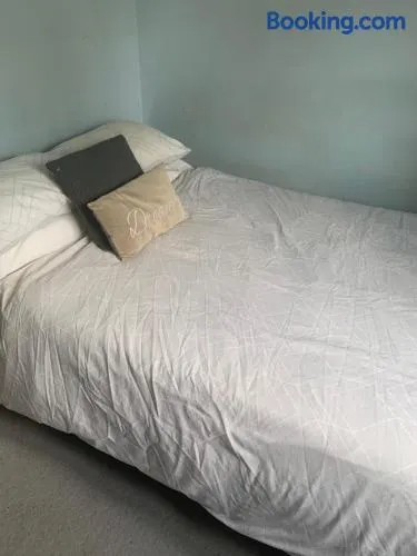 FEMALES ONLY OR Couples for DOUBLE ROOM - near Stonehenge - Image 1