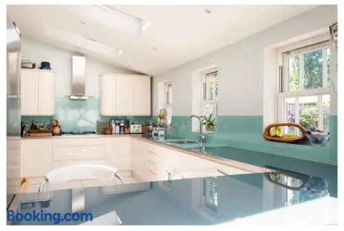 Spacious beautiful house central Henley sleeps 12 with 5 bedrooms Family friendly - Image 1