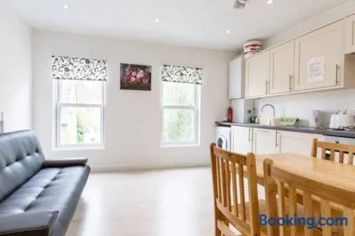 Central 4 Bed Flat in Islington London - Image 1
