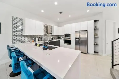 Modern RocknHome Near Hard Rock and FLL Airport - Image 1