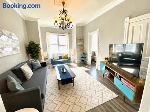 Walk to Wrigley 3BR1BA Sleeps 8 Free Parking - Image 1