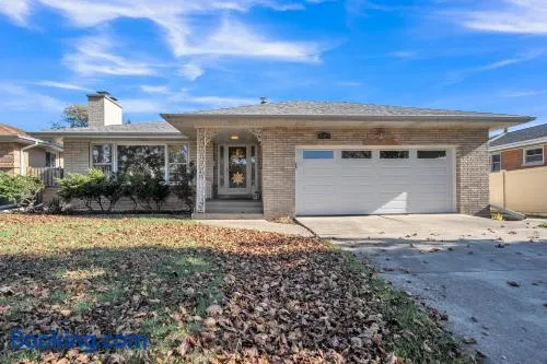 Spacious 2 bedroom home in Niles, Illinois with office, full kitchen and 2 baths - Image 1