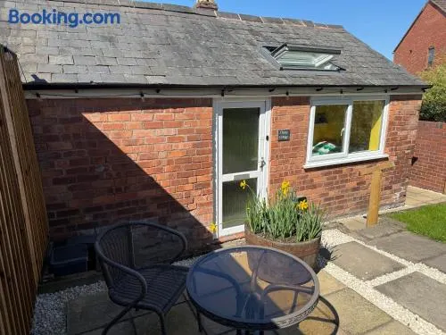 Cherry Cottage Retro Stay, Stourport-on-Severn - Image 1