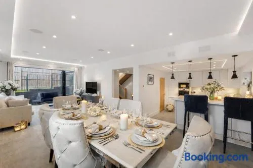 Luxury 4BR Smart Home with Smart Features, Garden, SkyStream & Free Parking - Sleeps Up To 8 in Gerrards Cross SL9 - Image 1