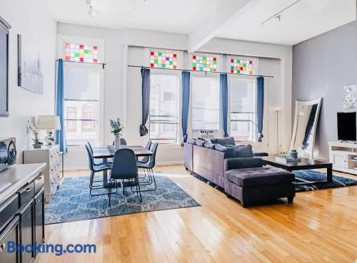 Free Parking Walk to Conv Center 5 Beds Loft - Image 1