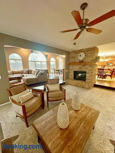Spacious 4-bed family home with park views - Image 1