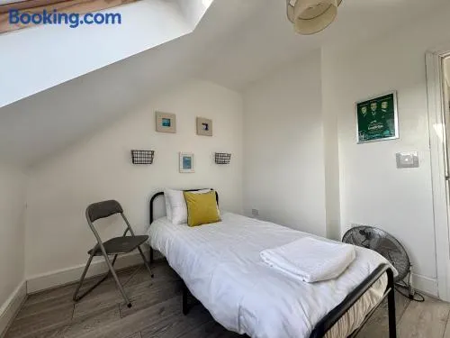 Egham Modern Two Bedroom Apartment - Image 1