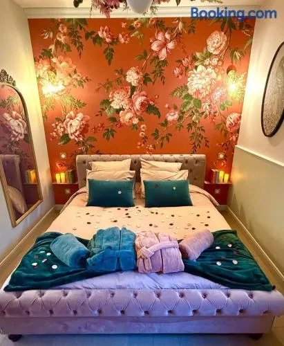 Suite romantique Bridgerton, double balnéo et lit King Size - Image 1