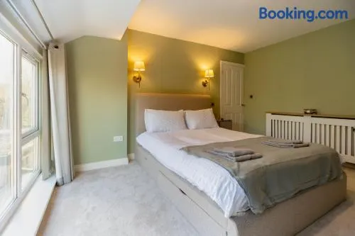 FREE parking, LARGE House for Contractors & Families, Sleeps 5, 4 miles to BLACKPOOL - Image 1