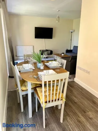 Spacious 2-bedroom house with free parking - Image 1