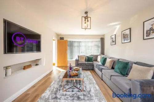 6 Bedroom, 2 Bathroom Modern, Spacious Home - Image 1