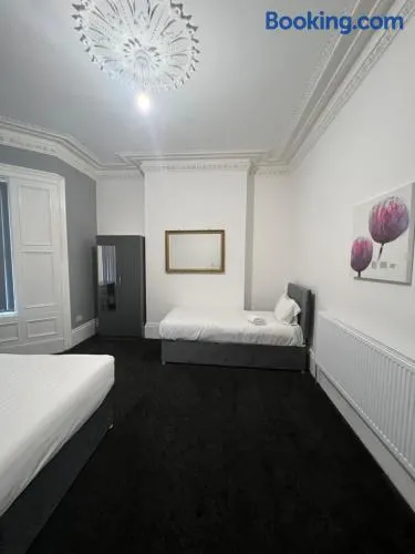4 BR, Large & Modern Private House Central Location - Image 1