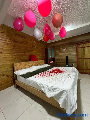 Cabaña tipo glamping con jacuzzi y malla catamaran en finca la fortuna - Image 1