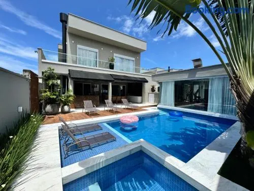 Casa de Luxo com Enxoval Completo, 4 Quartos, Área Gourmet, Piscina, Academia, Quadra Particular, Lago e Vista Privilegiada - Image 1
