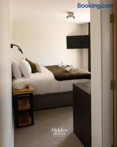 Guesthouse- Deluxe Double Room - Image 1