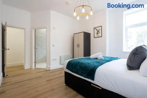 1-Bed Apartment in Manchester by 53 Degrees Property, Ideal for Long Term, Couples or Business Groups! - Image 1