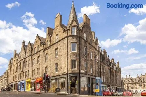 Spacious boutique two-bedroom apartment next to the castle - Image 1