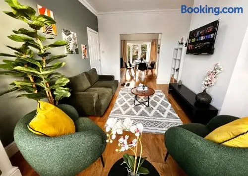 Spacious 6 bed house Altrincham - Image 1