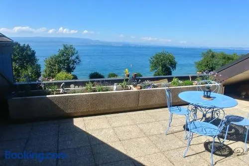 Lakefront. Appartement pieds dans l'eau. View and direct access to the lake. - Image 1