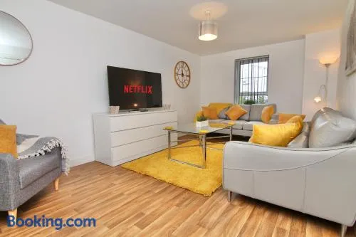 Canalview Villa - Family & Workers Nest, Free Driveway Parking, Superfast WiFi, Free Netflix, Large Private Garden - Image 1