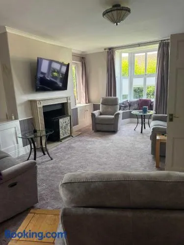 Huge 4 Bed Family house with garden and parking - Image 1