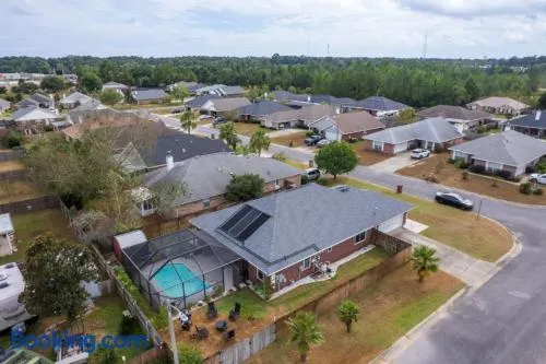 Family Milton Home with Private Pool - Image 1