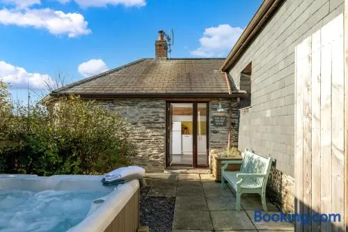 Old Round House with hot tub - Image 1