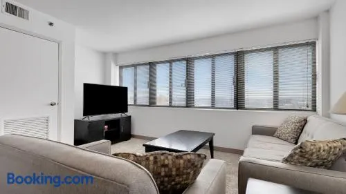 PP 1203 Corporate 1br, Pool, Free Parking, Gym - Image 1