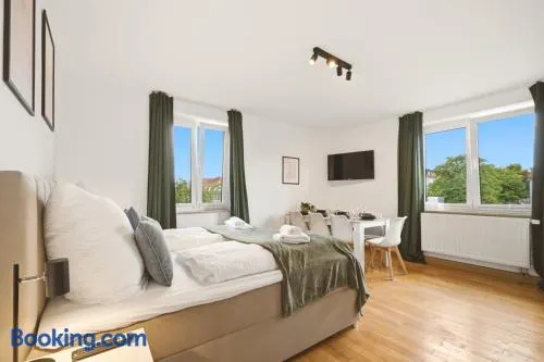 LudwigsCozyEscape - Großzügiges Design Familien-Apartment mit 3 Schlafzimmern am Residenzschloss, 7 Gäste, SmartTV in jedem Zimmer, Highspeed WLAN, Workspace, 24h Self Check-in, Parkplatz in 2 Min Gehweite - Image 1
