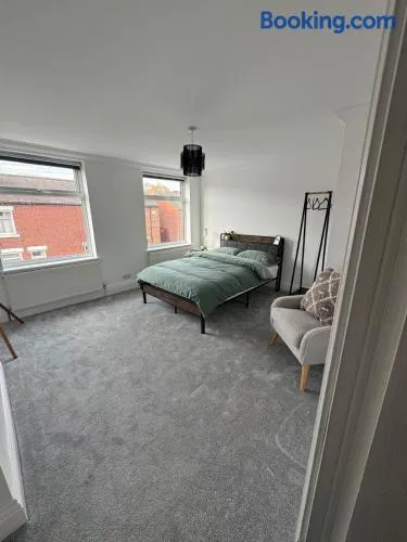 Spacious Private Room with TV in Shared House - Image 1