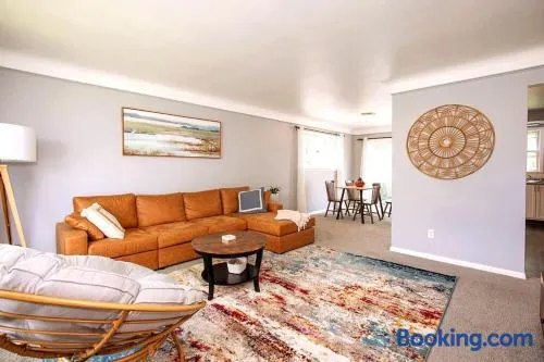 Maple Heights 3BR Cozy and Spacious - Image 1