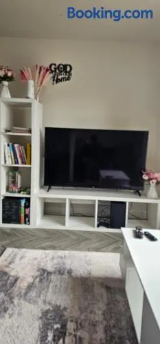 Private room in a 2-bedroom house - Image 1