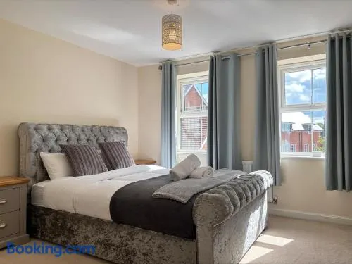 4BR Home - Gym - 3BA - Free Parking - En-suite - Near LGW Airport - Image 1