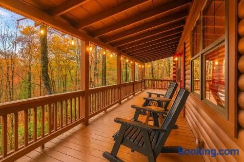 Cozy Treehouse Cabin in the woods with Firepit - Image 1