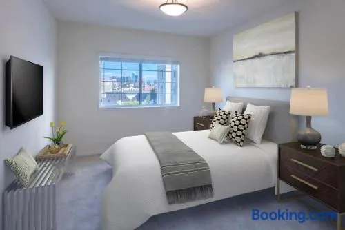 Holiday in LA - 1br with Free parking, Laundry, Pool - Image 1