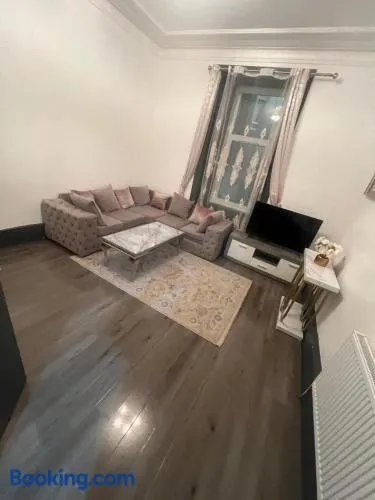 2 Bedroom Holiday Home 20 Mins from Loch Lomond - Image 1
