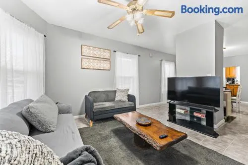 Sleeps 5 near ferry, train to Boston and downtown 3br apartment - Image 1