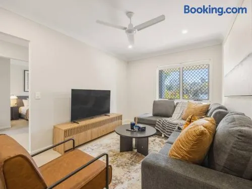 Stylish 4BR Family Retreat Peaceful and Convenient - Image 1