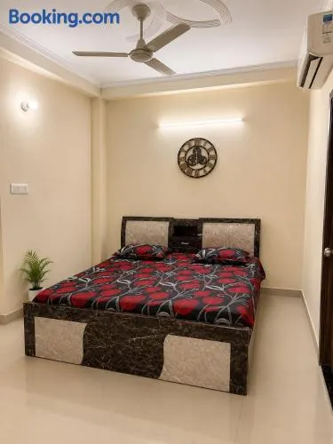 Spacious 1BHK in Delhi Near Metro And Noida - Image 1