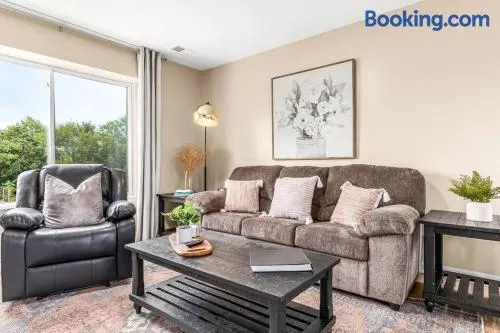 Spacious 1BR Upper Flat in the Heart of Roseville - Image 1