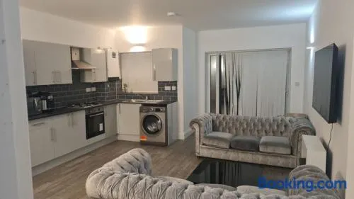 Zone 3 Flat with Parking and Garden - Image 1