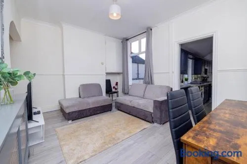4-bed house in Kettering for groups and long stays - Image 1
