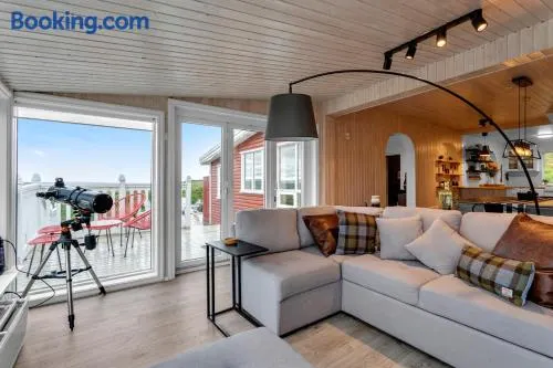 3BR Spacious Cottage with Geothermal HotTub & Stunning View - Image 1