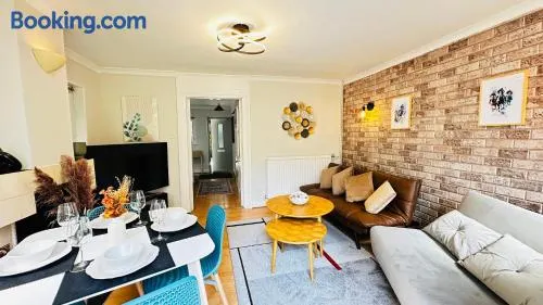 Inviting 2 Bed Guest House steps away from Ascot Racecourse 3 mins drive, 5 mins to Legoland, 12 mins to Windsor Castle Perfect for families & racegoers alike - Image 1