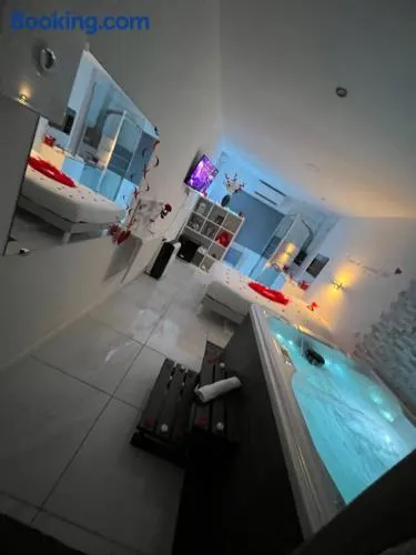 Love room avec spa privatif - Image 1