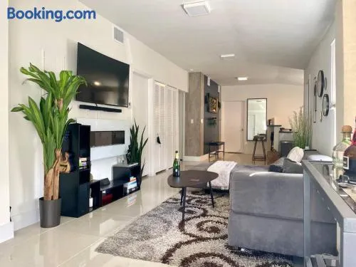 Modern Home w Jacuzzi Near Wynwood-Design District-MIA Airport - Image 1