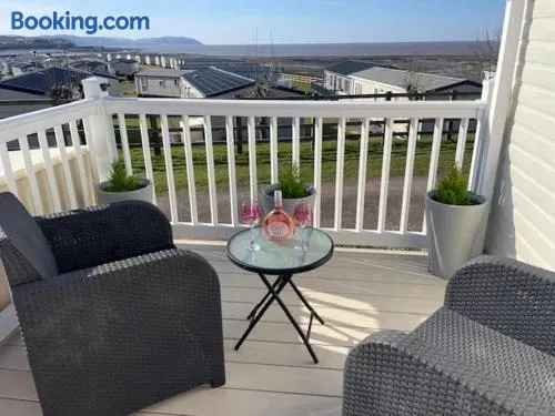 Cabin - Sleeps 4 - Pets Ok - Balcony - Parking - Image 1