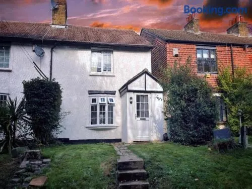 Parkgate Cottage Countryside Stay at Chelsfield Retreat - Image 1